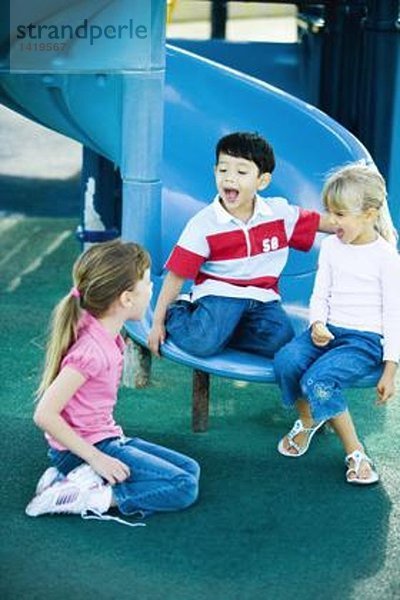 Kinder auf Spielgeräten