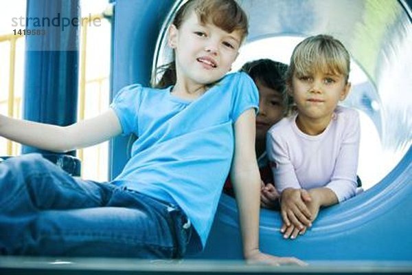 Kinder auf Spielgeräten