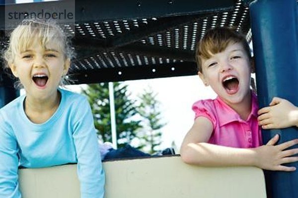 Kinder auf Spielgeräten