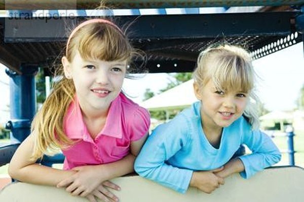 Kinder auf Spielgeräten