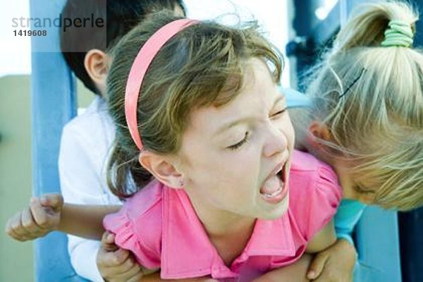 Kinder auf Spielgeräten