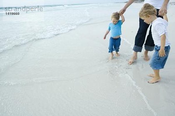 Vater und Kinder beim Surfen