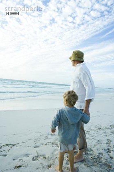 Junge und Großvater am Strand