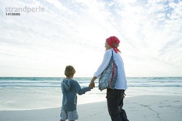 Großmutter und Enkel am Strand
