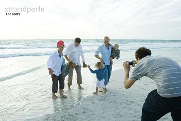 Familie am Strand  Mann beim Fotografieren