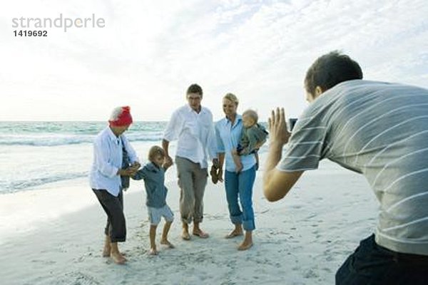 Familie am Strand  Mann beim Fotografieren
