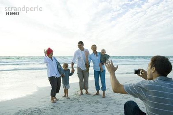 Familie am Strand  Mann beim Fotografieren
