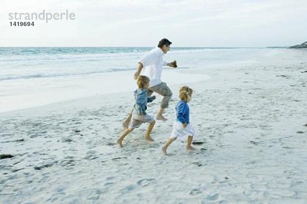 Familie am Strand  Laufen