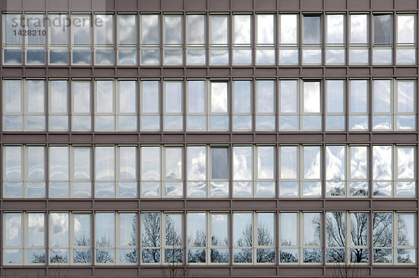 Bürogebäude  Glasfassade  Spiegelungen