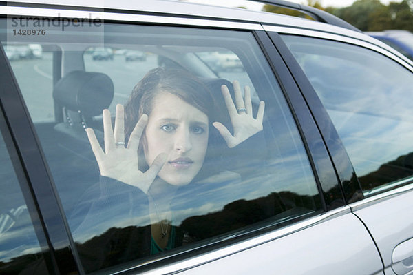 Junge Frau im Auto sitzend