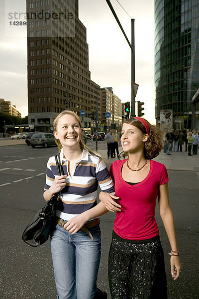 Zwei Freundinnen  die in der Stadt spazieren gehen.