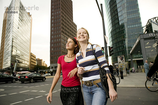 Zwei Freundinnen beim Spaziergang durch die Stadt