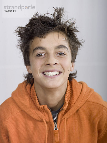 Junge (14-15) lächelnd  Portrait