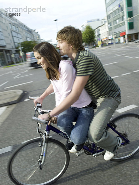 Junges Paar auf dem Fahrrad