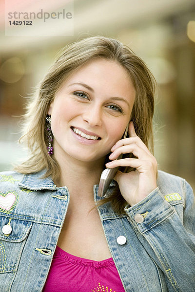 Junge Frau mit Handy  Portrait