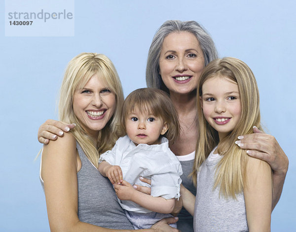 Seniorin mit Tochter und Enkelkindern  Portrait
