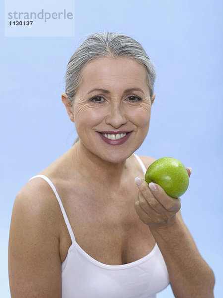 Frau hält grünen Apfel  Portrait