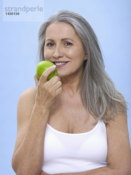 Frau hält grünen Apfel  Portrait