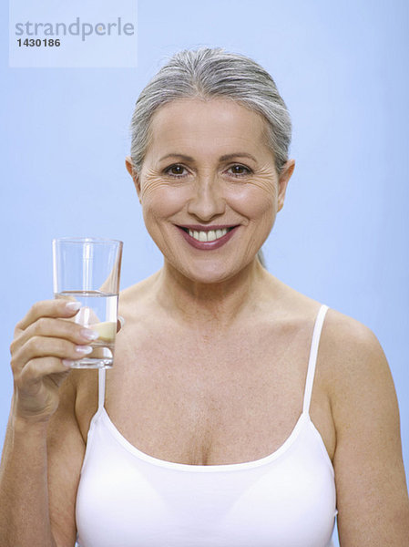 Seniorin mit Wasserglas  Porträt