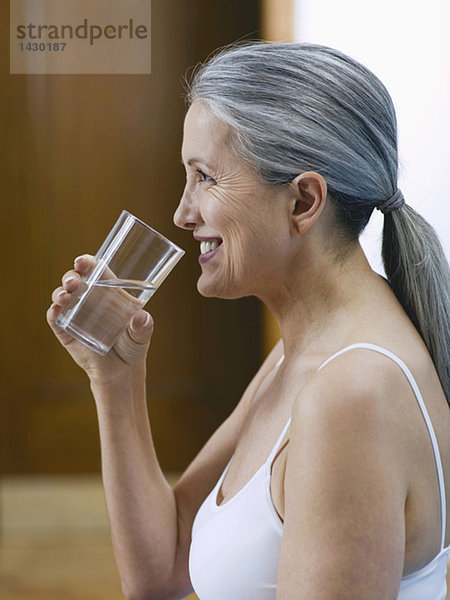 Seniorin mit Wasserglas  Porträt