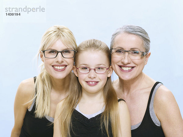 Großmutter  Mutter und Tochter mit Brille  Portrait