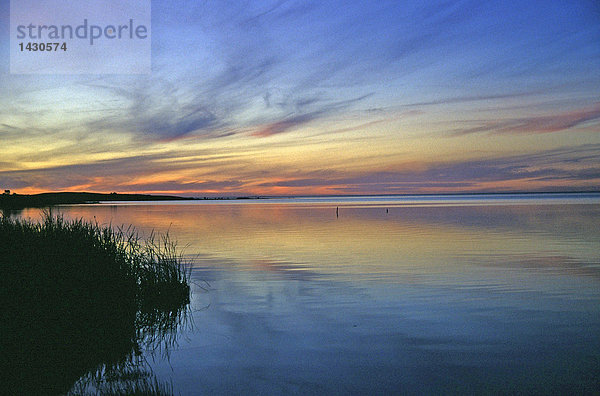 Dusky Himmel spiegelt sich im Meer