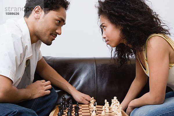 Paar spielt Schach