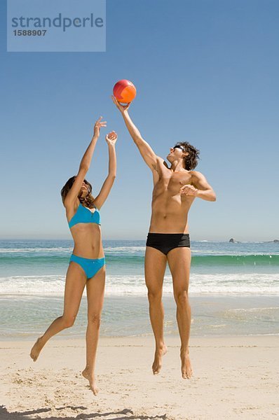 Paar spielt Volleyball
