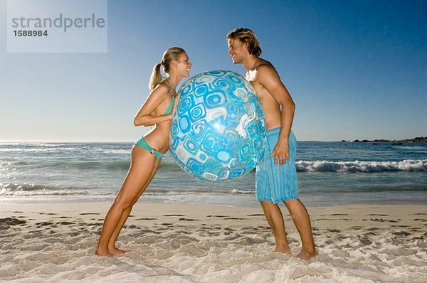 Paar hält Strandball