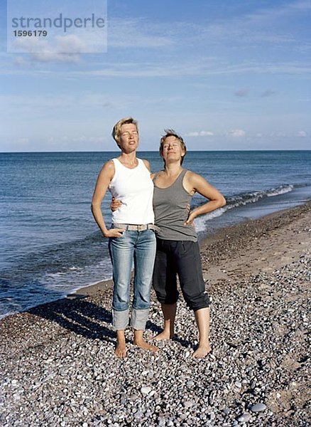 Zwei Frauen am Strand.