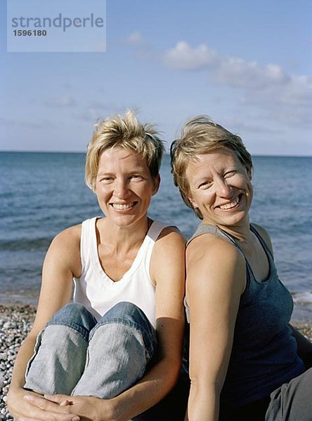 Portrait von zwei Frauen am Strand.