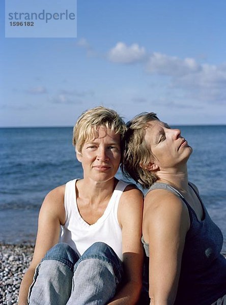 Zwei Frauen am Strand.