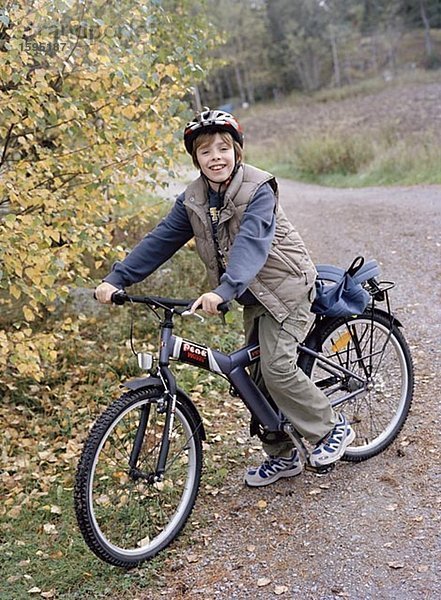 Ein Junge mit seinem Fahrrad.