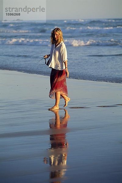 Frau an einem Strand in Südafrika.
