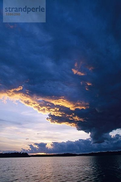 Wolkenformationen in den Schären in Schweden.