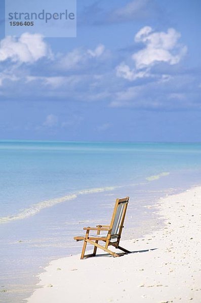 Ein Sun-Stuhl auf einem Strand Maldives.