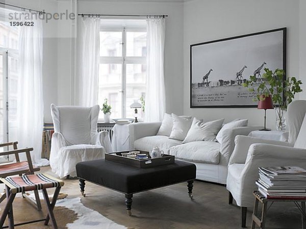 Einem weißen Sofa in einem Wohnzimmer.