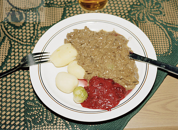 Rentier Fleisch Kartoffeln und Preiselbeeren Marmelade Norrland Schweden.
