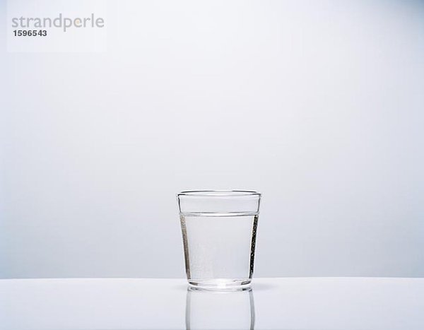 Ein Glas Wasser.