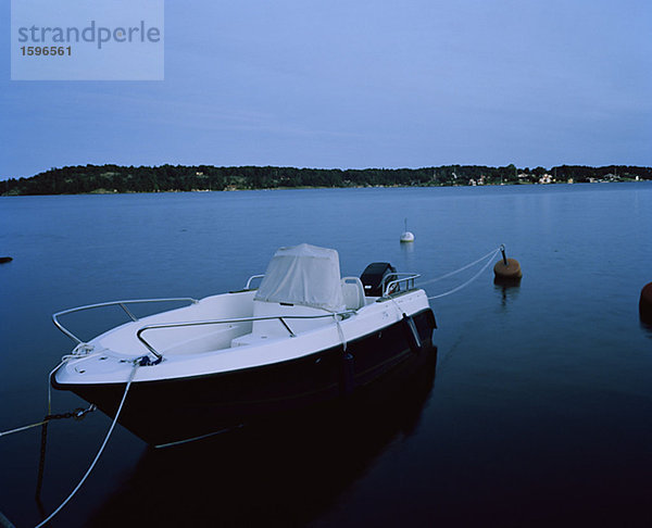 Ein Motorboot auf Dalaro Stockholm Schweden.