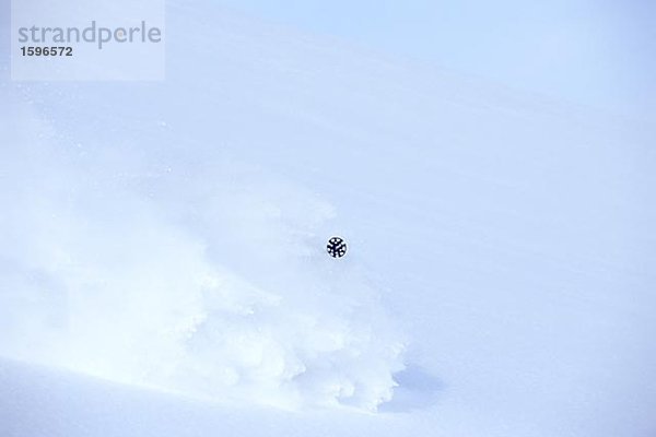 Off-Piste Skifahren im Pulverschnee.