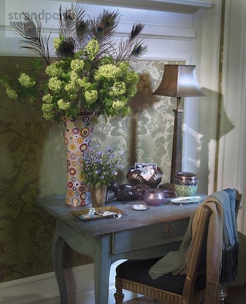 Blumen in einer Vase auf einer Tabelle platziert.