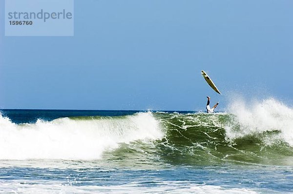 Die Beine des ein Surfer bis Seite nach unten in das Meer.