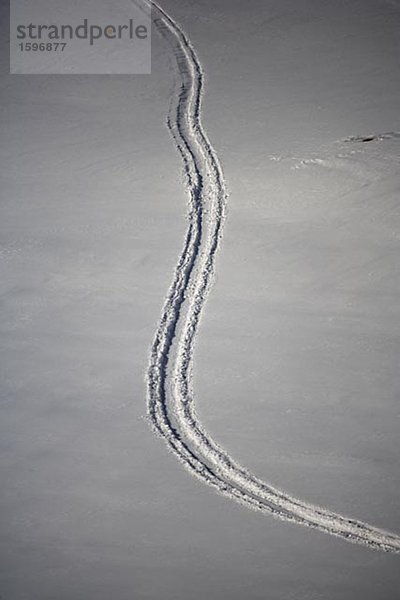 Ski Spuren im Schnee.