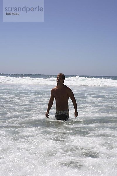 Mann baden Meer