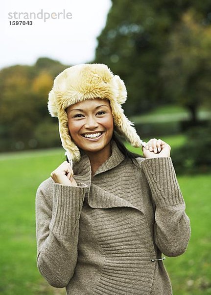 Portrait einer lächelnd Teenagerin tragen einen Hut.