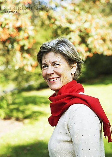 Portrait einer Frau mit roten Schal.