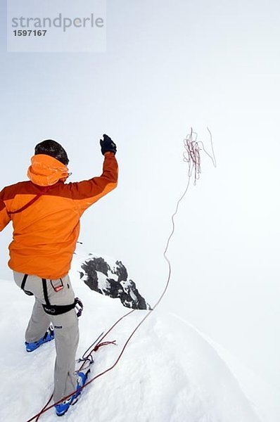 Rock Climber werfen ein Seil.