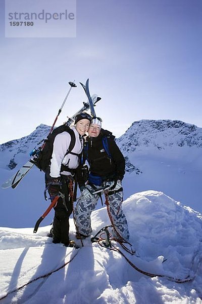 Zwei Frauen oben auf einem Berg.