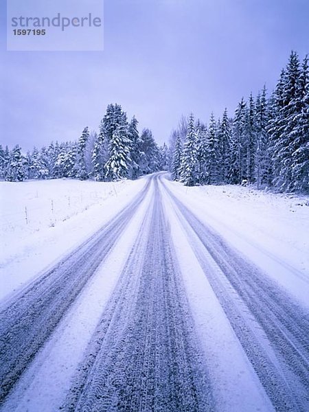 Eine leere Winter Road Schweden.